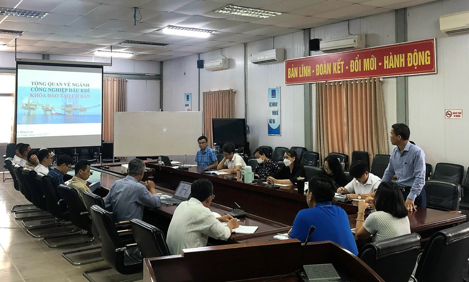 Petrovietnam tổ chức thành công 2 khóa đào tạo nội bộ về “Tổng quan ngành công nghiệp dầu khí” Petrovietnam tổ chức thành công 2 khóa đào tạo nội bộ về “Tổng quan ngành công nghiệp dầu khí”