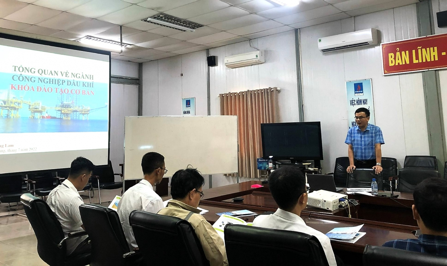 Petrovietnam tổ chức thành công 2 khóa đào tạo nội bộ về “Tổng quan ngành công nghiệp dầu khí” Petrovietnam tổ chức thành công 2 khóa đào tạo nội bộ về “Tổng quan ngành công nghiệp dầu khí”