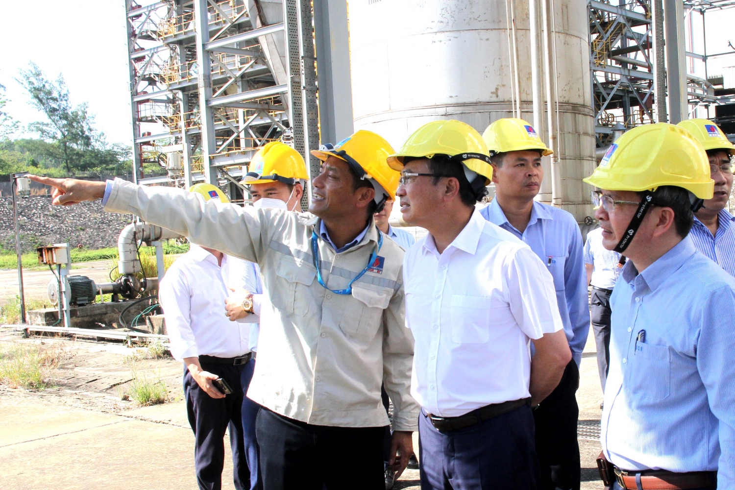 Chủ tịch HĐTV Petrovietnam Hoàng Quốc Vượng khảo sát thực tế tại Nhà máy Nhiên liệu sinh học Dung Quất Chủ tịch HĐTV Petrovietnam Hoàng Quốc Vượng khảo sát thực tế tại Nhà máy Nhiên liệu sinh học Dung Quất