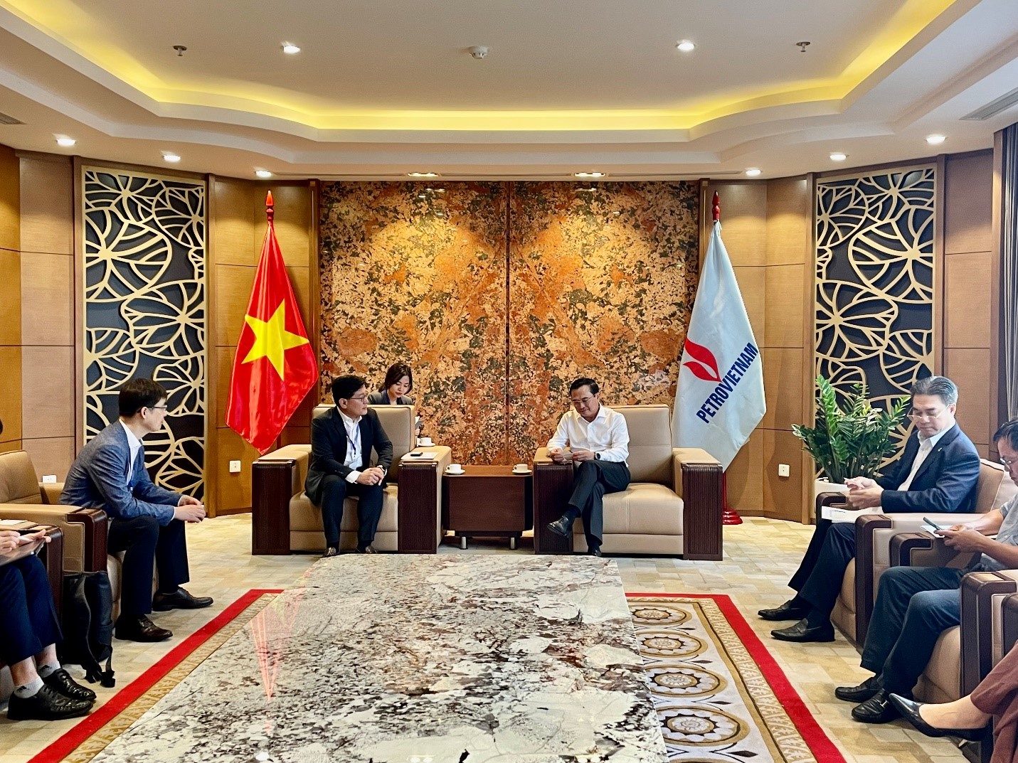 PVN Chairman of the Board of Directors Hoang Quoc Vuong receives GS Energy leader