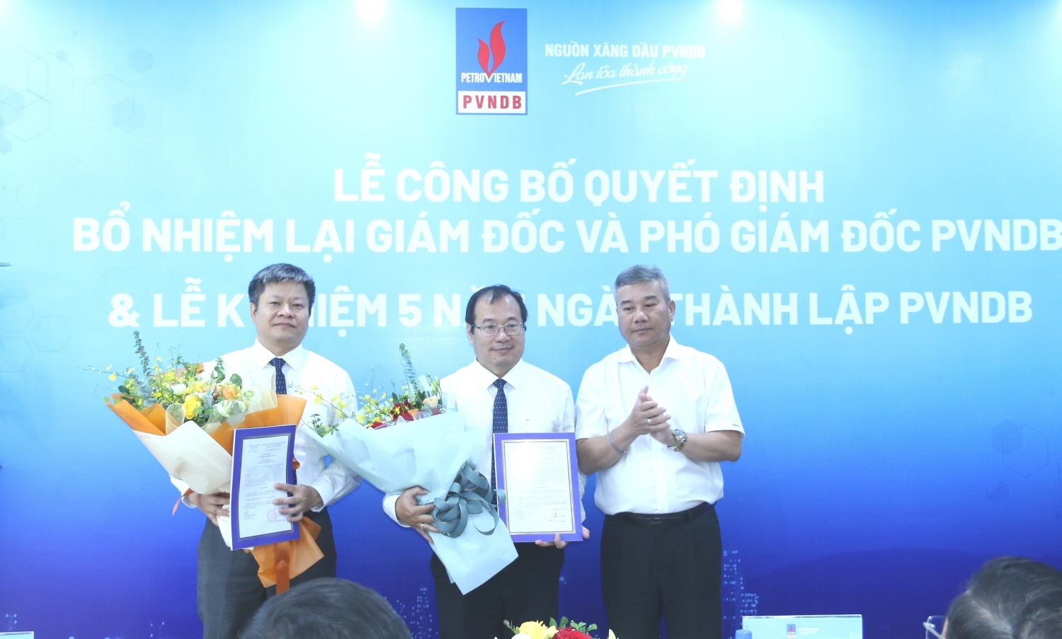Petrovietnam công bố và trao quyết định bổ nhiệm lại Giám đốc và Phó giám đốc PVNDB Petrovietnam công bố và trao quyết định bổ nhiệm lại Giám đốc và Phó giám đốc PVNDB