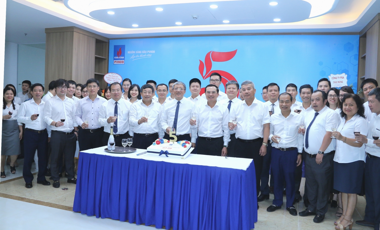Petrovietnam công bố và trao quyết định bổ nhiệm lại Giám đốc và Phó giám đốc PVNDB Petrovietnam công bố và trao quyết định bổ nhiệm lại Giám đốc và Phó giám đốc PVNDB