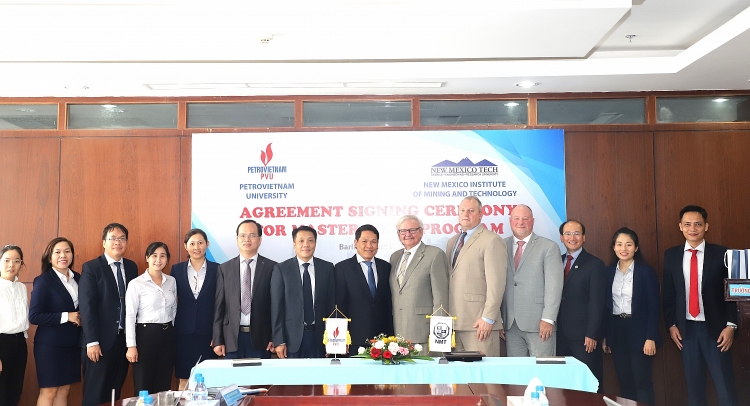 Trường Đại học Dầu khí Việt Nam ký Thỏa thuận hợp tác đào tạo Thạc sĩ với Trường Đại học New Mexico Tech (Hoa Kỳ) Trường Đại học Dầu khí Việt Nam ký Thỏa thuận hợp tác đào tạo Thạc sĩ với Trường Đại học New Mexico Tech (Hoa Kỳ)