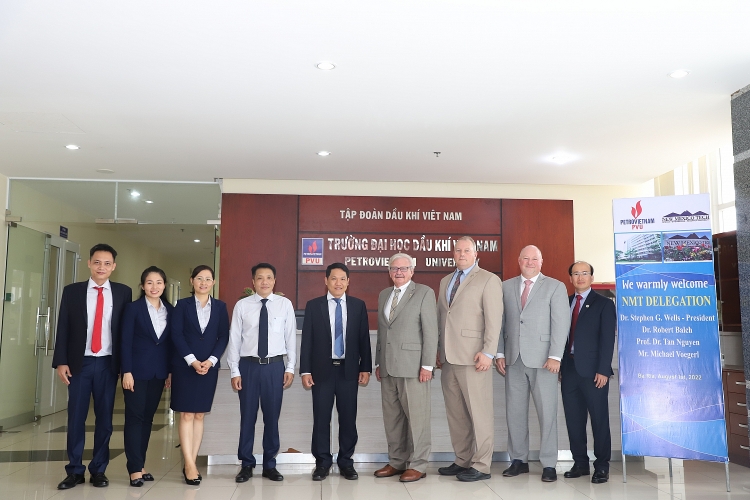Trường Đại học Dầu khí Việt Nam ký Thỏa thuận hợp tác đào tạo Thạc sĩ với Trường Đại học New Mexico Tech (Hoa Kỳ) Trường Đại học Dầu khí Việt Nam ký Thỏa thuận hợp tác đào tạo Thạc sĩ với Trường Đại học New Mexico Tech (Hoa Kỳ)