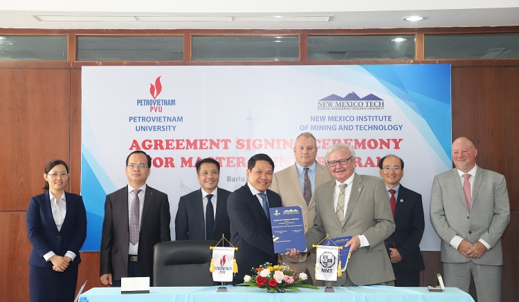 Trường Đại học Dầu khí Việt Nam ký Thỏa thuận hợp tác đào tạo Thạc sĩ với Trường Đại học New Mexico Tech (Hoa Kỳ) Trường Đại học Dầu khí Việt Nam ký Thỏa thuận hợp tác đào tạo Thạc sĩ với Trường Đại học New Mexico Tech (Hoa Kỳ)
