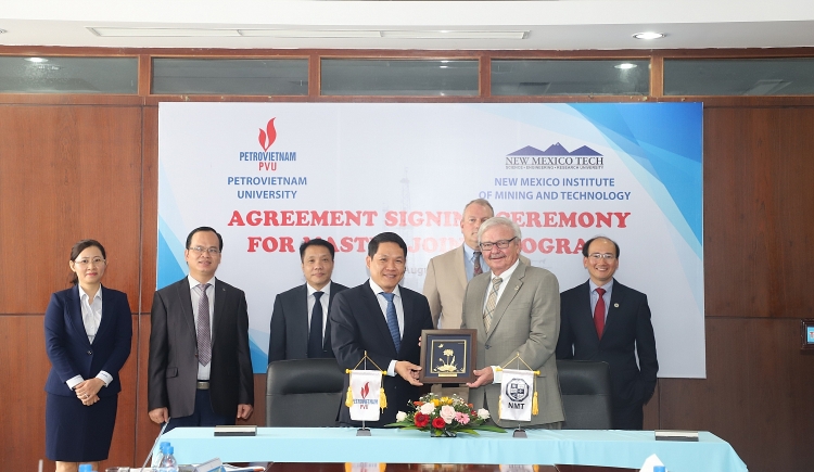 Trường Đại học Dầu khí Việt Nam ký Thỏa thuận hợp tác đào tạo Thạc sĩ với Trường Đại học New Mexico Tech (Hoa Kỳ) Trường Đại học Dầu khí Việt Nam ký Thỏa thuận hợp tác đào tạo Thạc sĩ với Trường Đại học New Mexico Tech (Hoa Kỳ)