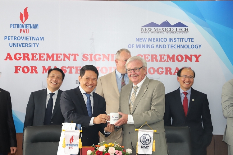 Trường Đại học Dầu khí Việt Nam ký Thỏa thuận hợp tác đào tạo Thạc sĩ với Trường Đại học New Mexico Tech (Hoa Kỳ) Trường Đại học Dầu khí Việt Nam ký Thỏa thuận hợp tác đào tạo Thạc sĩ với Trường Đại học New Mexico Tech (Hoa Kỳ)