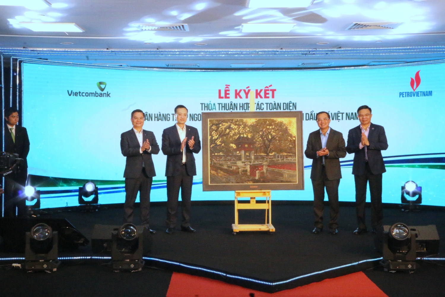 Petrovietnam và Vietcombank ký kết thỏa thuận hợp tác toàn diện Petrovietnam và Vietcombank ký kết thỏa thuận hợp tác toàn diện