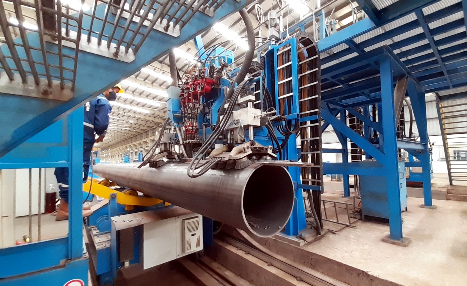 Nhà máy của PV Pipe có quy mô lớn về sản xuất ống thép hàn thẳng trên dây chuyền công nghệ 3-Roll Bending đạt tiêu chuẩn quốc tế