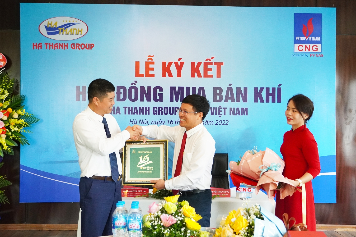 Lãnh đạo 2 Đơn vị trao hoa và quà tặng Lãnh đạo 2 Đơn vị trao hoa và quà tặng