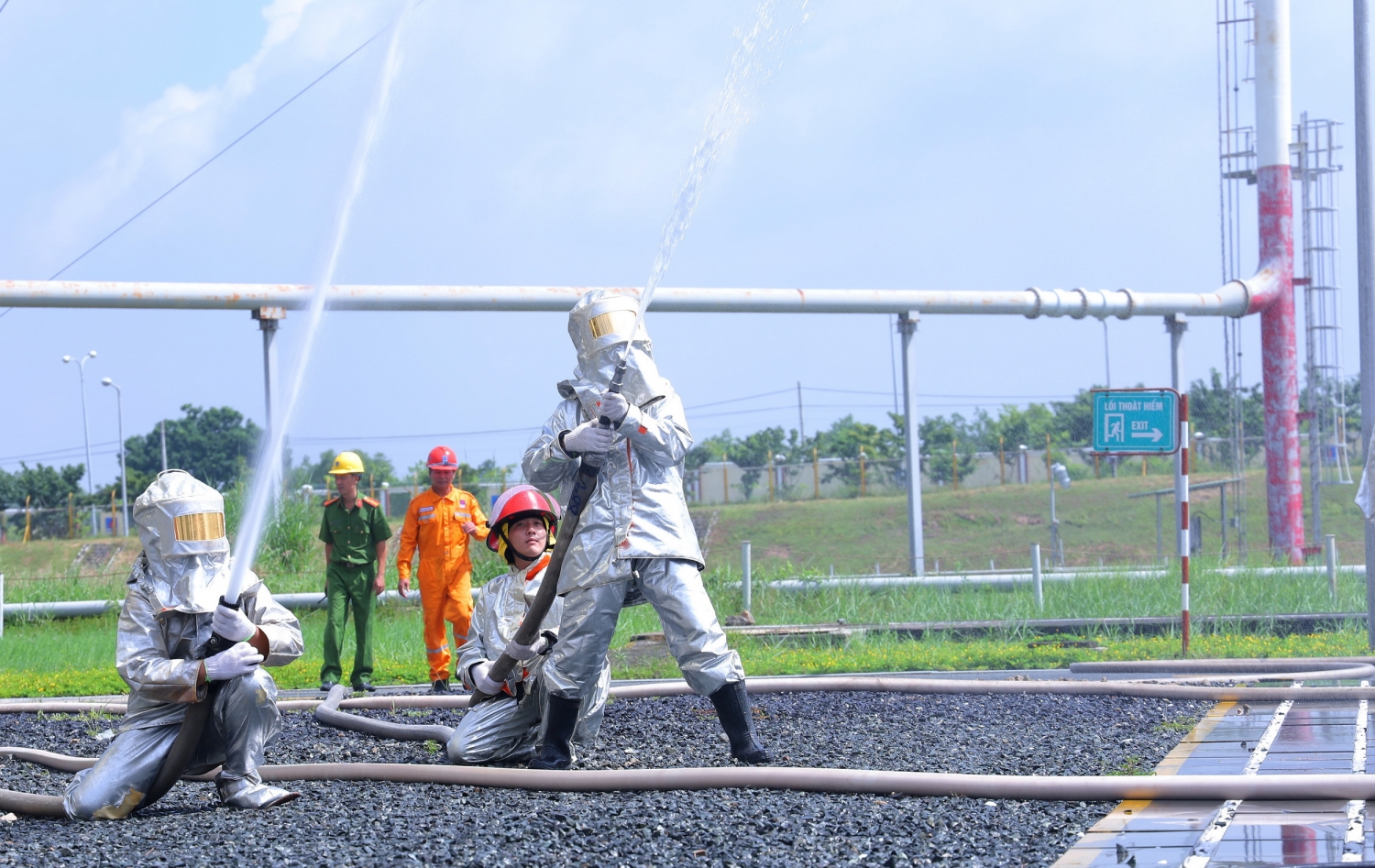 Triển khai đội hình dập lửa Triển khai đội hình dập lửa