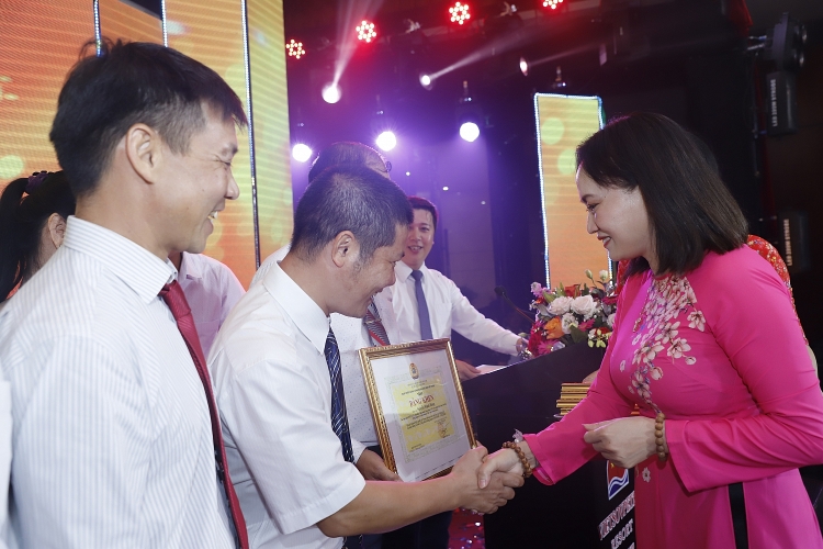 Công đoàn Vietsovpetro long trọng tổ chức Lễ kỷ niệm 40 năm ngày thành lập Công đoàn Vietsovpetro long trọng tổ chức Lễ kỷ niệm 40 năm ngày thành lập