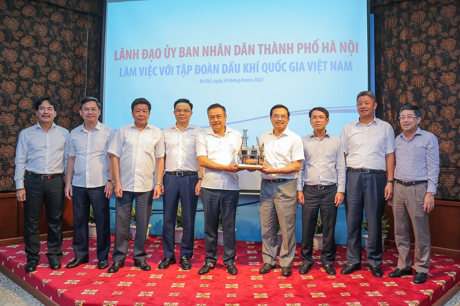 Lãnh đạo UBND thành phố Hà Nội làm việc với Petrovietnam Lãnh đạo UBND thành phố Hà Nội làm việc với Petrovietnam