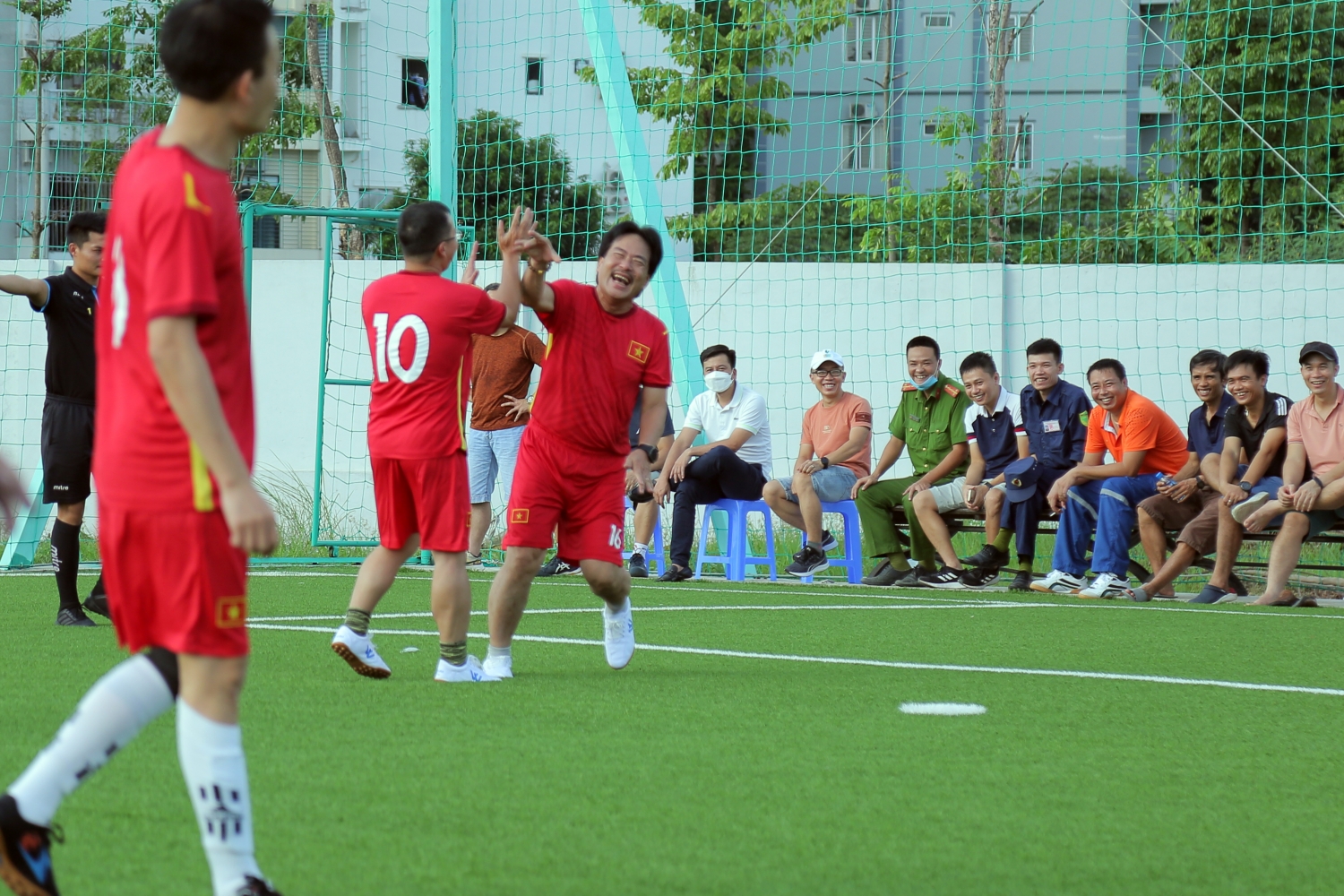 Giao hữu bóng đá nhân dịp kỷ niệm 47 năm Ngày thành lập Tập đoàn Dầu khí Việt Nam Lãnh đạo Tập đoàn và các đơn vị thành viên giao hữu bóng đá nhân kỷ niệm 47 năm Ngày thành lập Tập đoàn Dầu khí Việt Nam