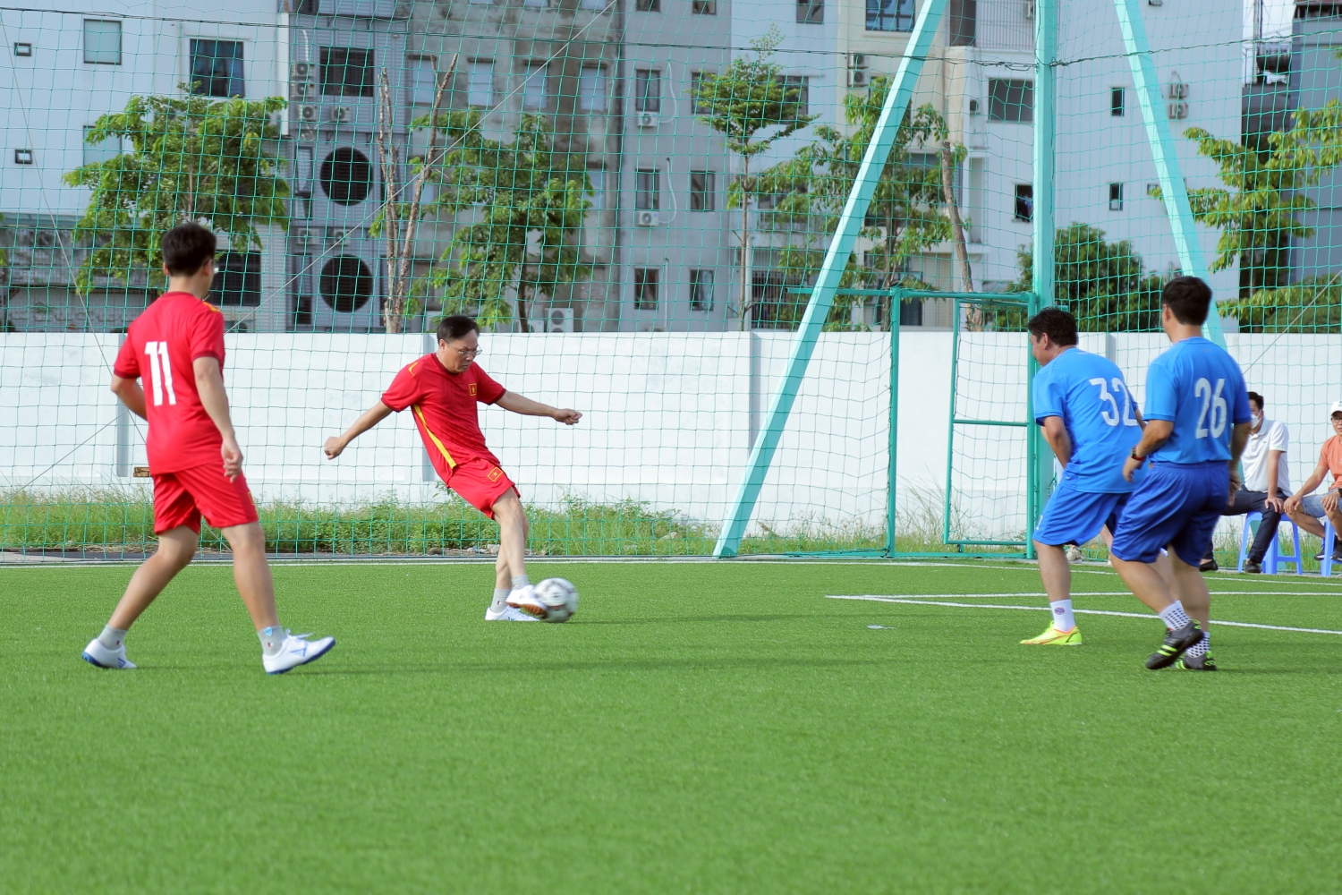 Giao hữu bóng đá nhân dịp kỷ niệm 47 năm Ngày thành lập Tập đoàn Dầu khí Việt Nam Lãnh đạo Tập đoàn và các đơn vị thành viên giao hữu bóng đá nhân kỷ niệm 47 năm Ngày thành lập Tập đoàn Dầu khí Việt Nam
