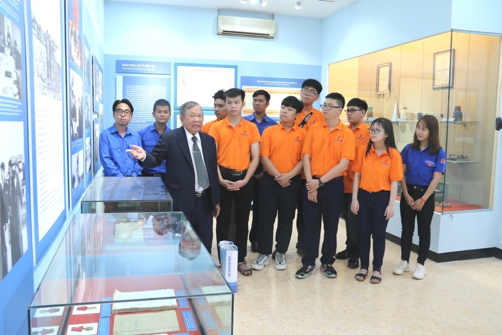 Tuyên dương, khen thưởng con CBCNV đạt thành tích cao trong kỳ thi học sinh giỏi quốc gia, quốc tế năm học 2021 - 2022 Tuyên dương, khen thưởng con CBCNV đạt thành tích cao trong kỳ thi học sinh giỏi quốc gia, quốc tế năm học 2021 - 2022