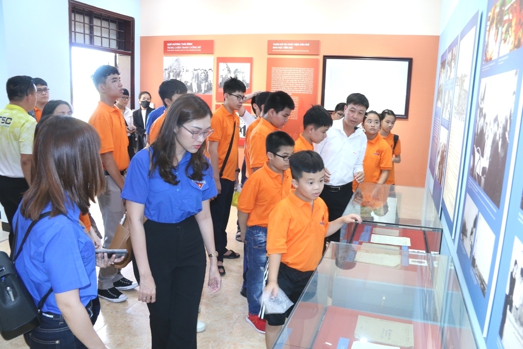 Tuyên dương, khen thưởng con CBCNV đạt thành tích cao trong kỳ thi học sinh giỏi quốc gia, quốc tế năm học 2021 - 2022 Tuyên dương, khen thưởng con CBCNV đạt thành tích cao trong kỳ thi học sinh giỏi quốc gia, quốc tế năm học 2021 - 2022