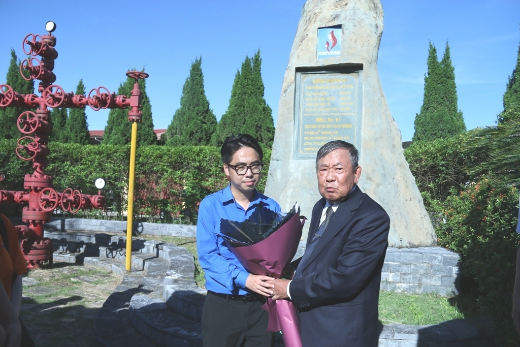 Tuyên dương, khen thưởng con CBCNV đạt thành tích cao trong kỳ thi học sinh giỏi quốc gia, quốc tế năm học 2021 - 2022 Tuyên dương, khen thưởng con CBCNV đạt thành tích cao trong kỳ thi học sinh giỏi quốc gia, quốc tế năm học 2021 - 2022
