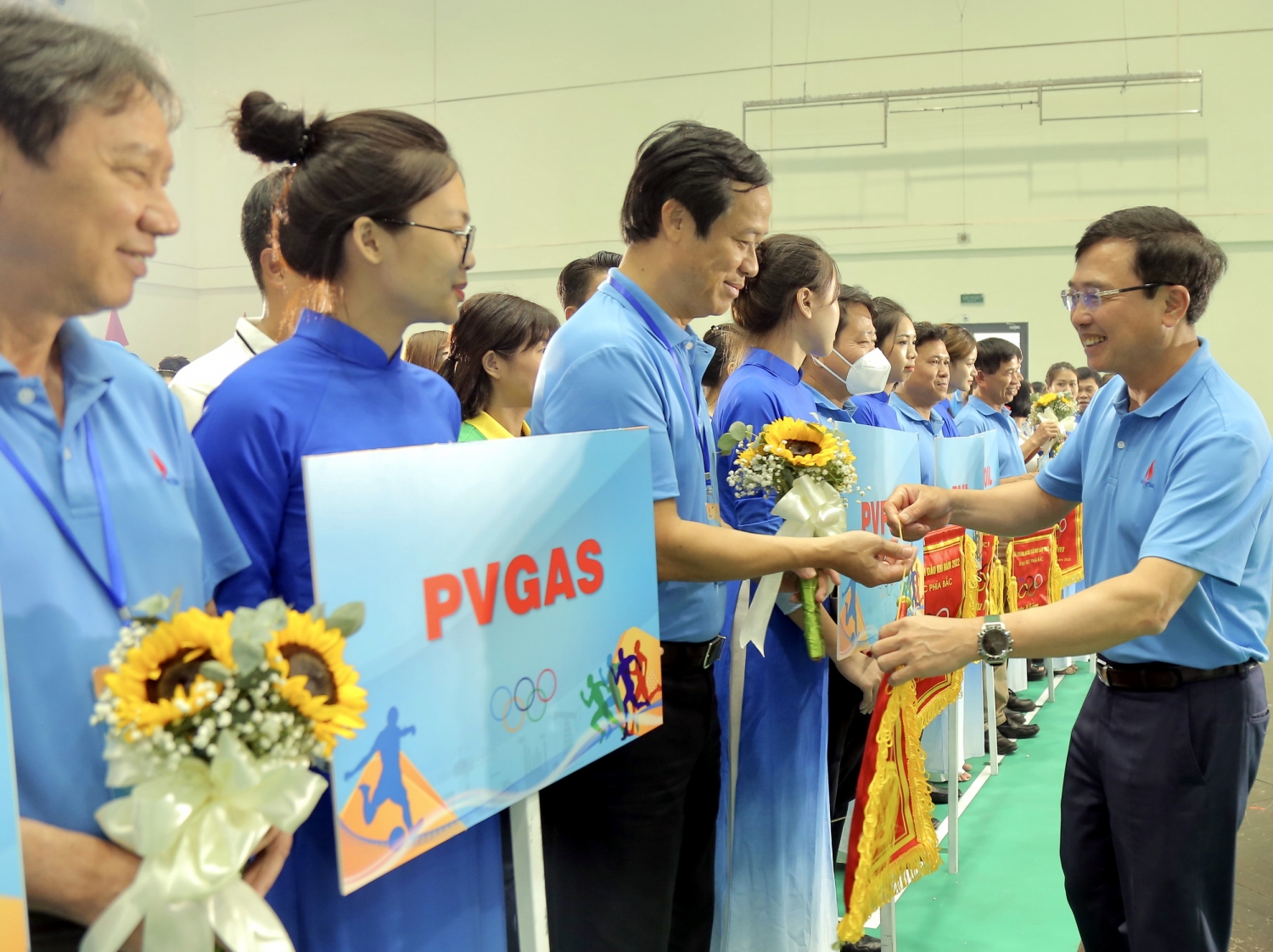 Bí thư Đảng ủy, Chủ tịch Hội đồng thành viên Hoàng Quốc Vượng trao cờ lưu niệm cho đoàn thể thao PV GAS tham gia Hội thao ngành Dầu khí 2022 – Khu vực miền Bắc Bí thư Đảng ủy, Chủ tịch Hội đồng thành viên Hoàng Quốc Vượng trao cờ lưu niệm cho đoàn thể thao PV GAS tham gia Hội thao ngành Dầu khí 2022 – Khu vực miền Bắc