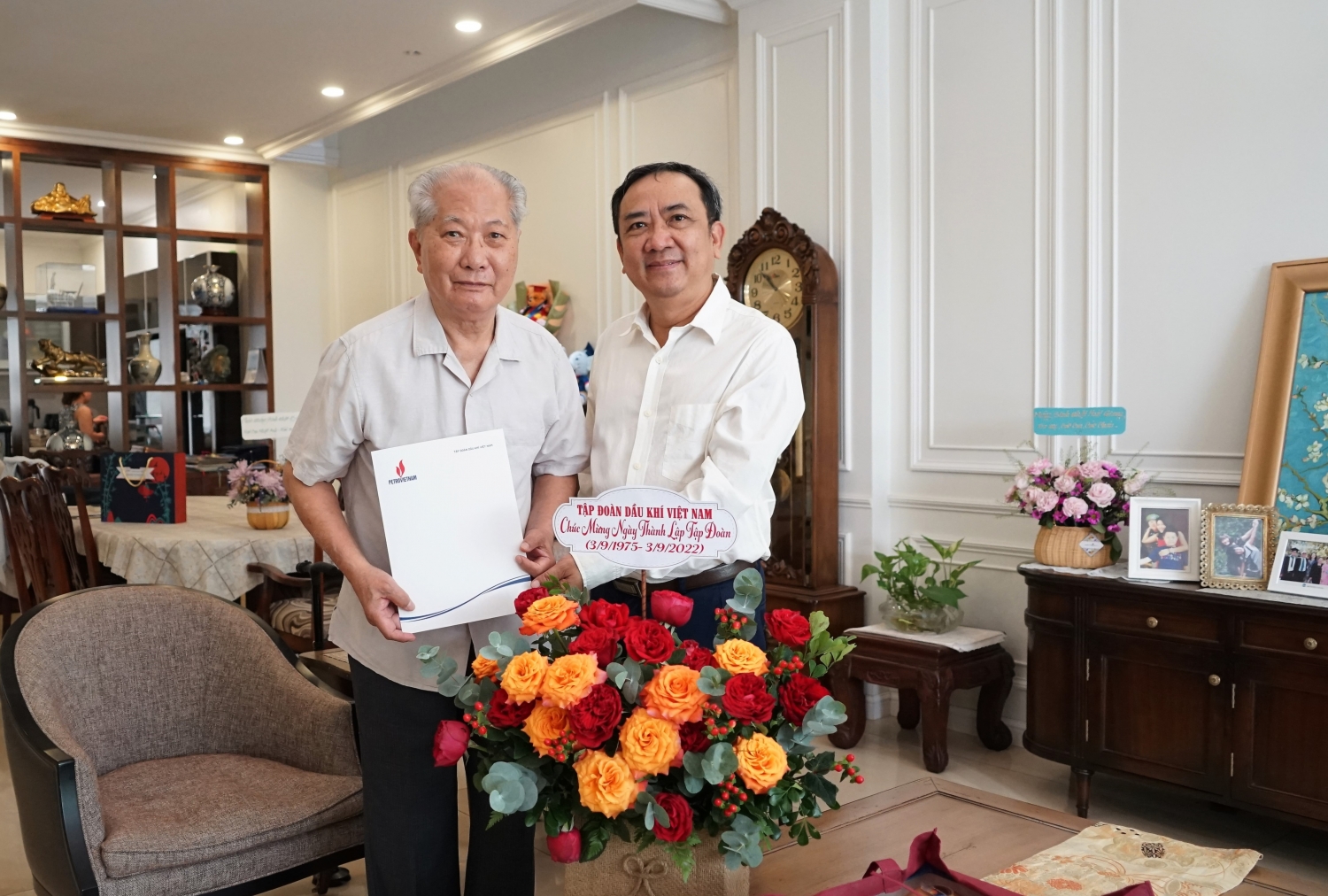 Lãnh đạo Petrovietnam thăm hỏi, tri ân nguyên lãnh đạo Tập đoàn Dầu khí Việt Nam Lãnh đạo Petrovietnam thăm hỏi, tri ân nguyên lãnh đạo Tập đoàn Dầu khí Việt Nam