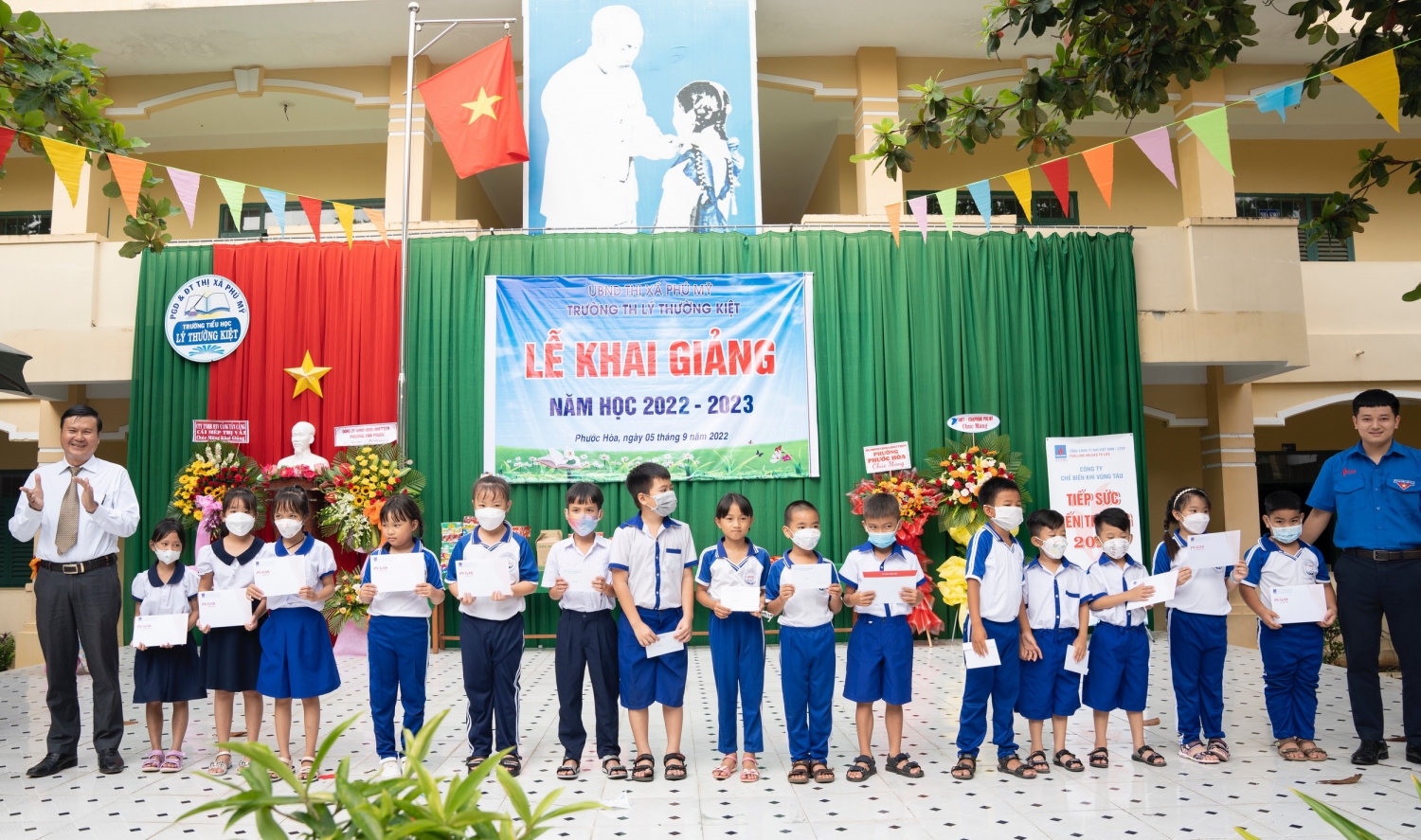 Các em nhỏ vui mừng nhận các phần học bổng từ KVT trong ngày Khai giảng Các em nhỏ vui mừng nhận các phần học bổng từ KVT trong ngày Khai giảng