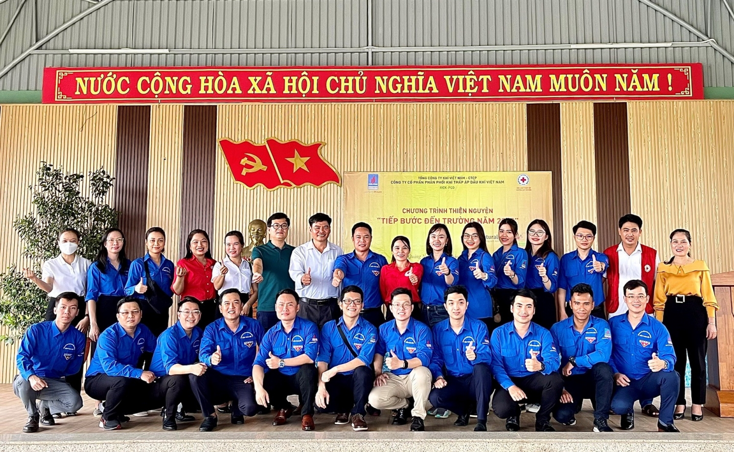 Các đại diện Công đoàn và Đoàn Thanh niên PV GAS D đã hoàn thành chương trình ASXH ý nghĩa, góp phần tăng cường tình đoàn kết với cộng đồng