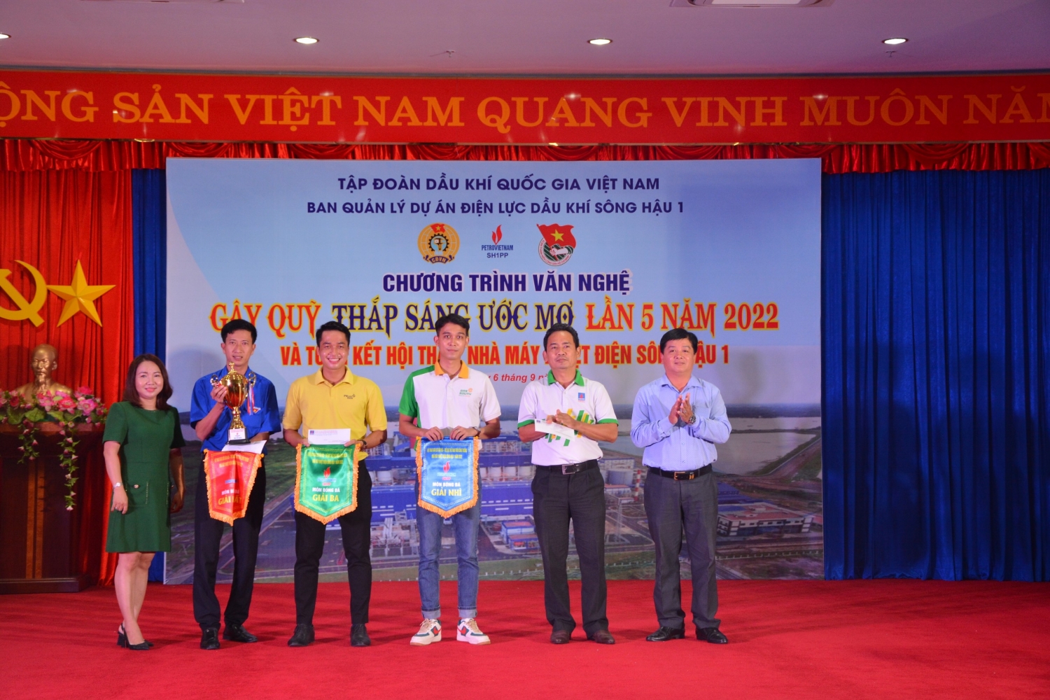 Ban QLDA Sông Hậu 1 trao học bổng “Thắp sáng ước mơ”