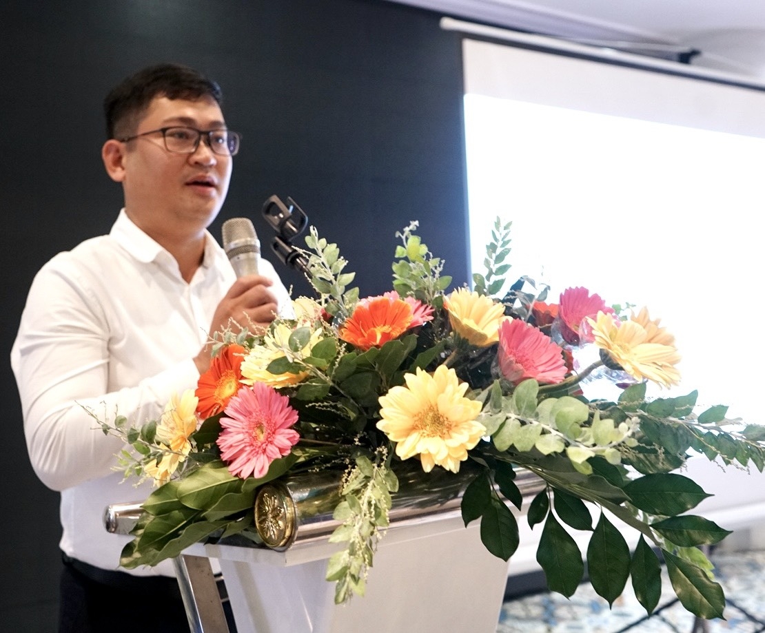 Ông Trần Anh Khoa – Phó Ban Nguồn và Phát triển Thị trường phát biểu khai mạc Khoá đào tạo Ông Trần Anh Khoa – Phó Ban Nguồn và Phát triển Thị trường phát biểu khai mạc Khoá đào tạo