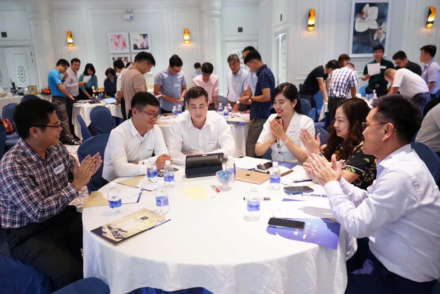 Các học viên thực hiện các bài tập làm việc nhóm Các học viên thực hiện các bài tập làm việc nhóm