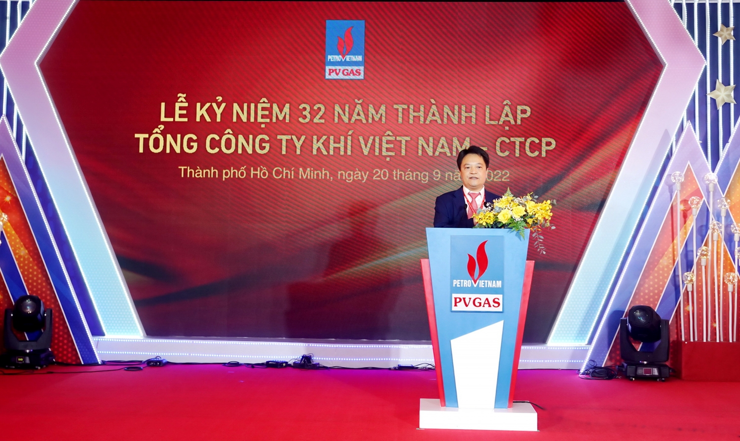 Đồng chí Hoàng Văn Quang - Phó Bí thư Đảng ủy, Tổng giám đốc PV GAS phát biểu chào mừng tuổi 32 đầy nhiệt huyết của PV GAS Đồng chí Hoàng Văn Quang - Phó Bí thư Đảng ủy, Tổng giám đốc PV GAS phát biểu chào mừng tuổi 32 đầy nhiệt huyết của PV GAS