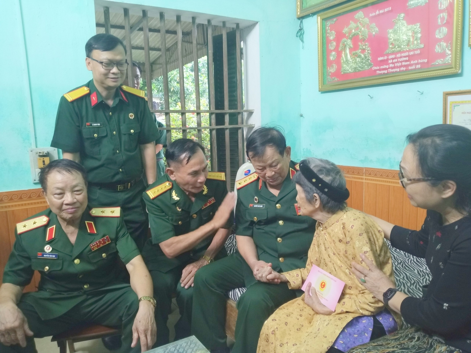 Đoàn công tác thăm Mẹ Việt Nam Anh hùng Nguyễn Thị Nhớn trú tại tổ 9, phường Hưng Thành, TP Tuyên Quang Đoàn công tác thăm Mẹ Việt Nam Anh hùng Nguyễn Thị Nhớn trú tại tổ 9, phường Hưng Thành, TP Tuyên Quang