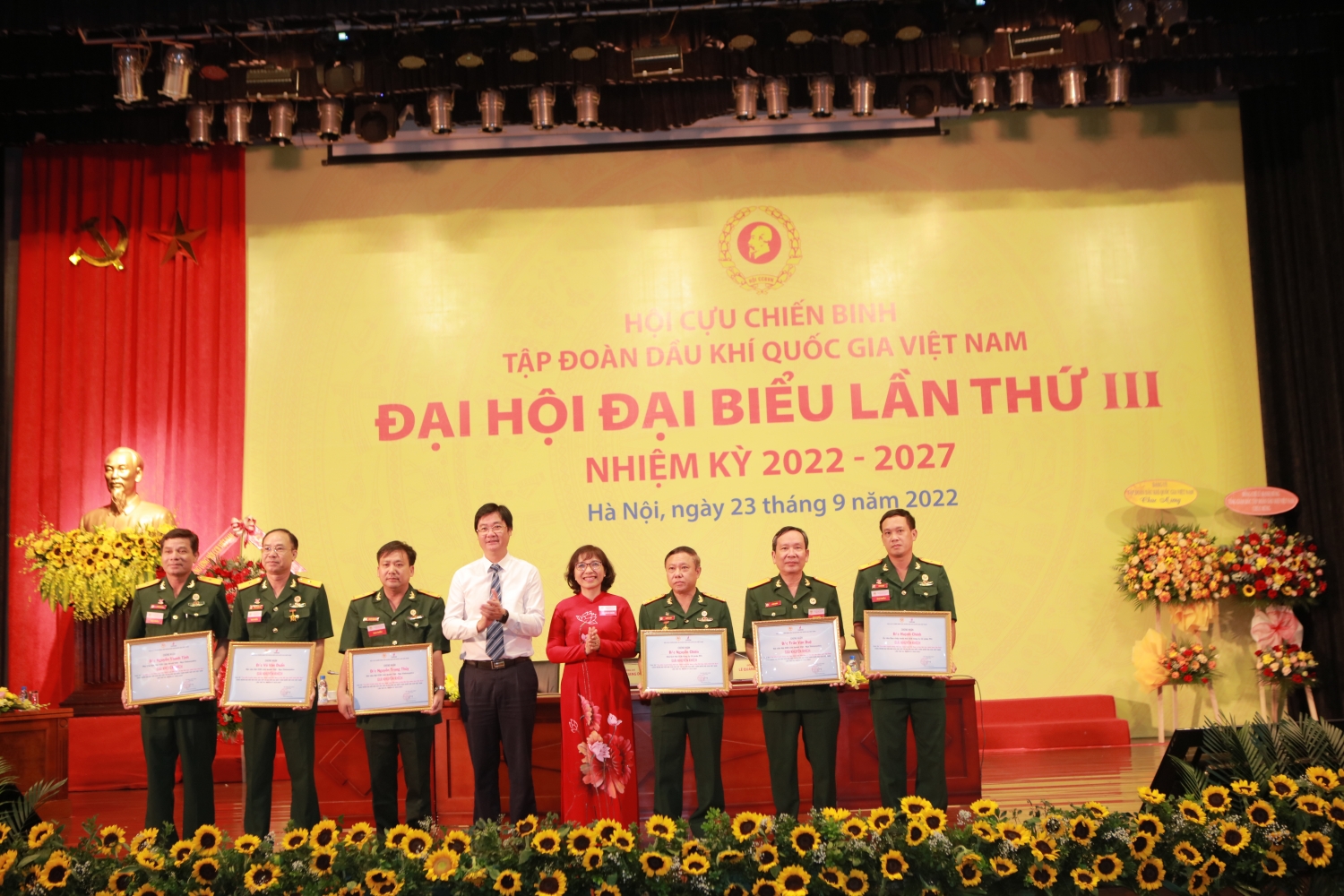Hội CCB Petrovietnam phải là lực lượng gương mẫu, đi đầu trong mọi hoạt động của Tập đoàn Hội CCB Petrovietnam phải là lực lượng gương mẫu, đi đầu trong mọi hoạt động của Tập đoàn