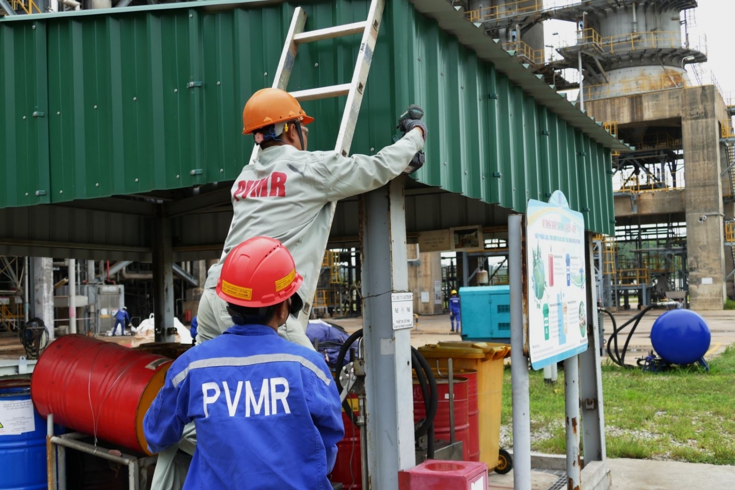 Các đơn vị dầu khí gấp rút Các đơn vị dầu khí gấp rút