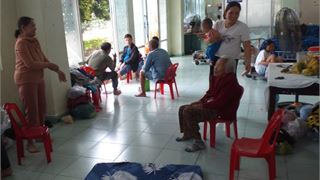BSR hỗ trợ người dân xung quanh NMLD Dung Quất tránh bão Noru an toàn