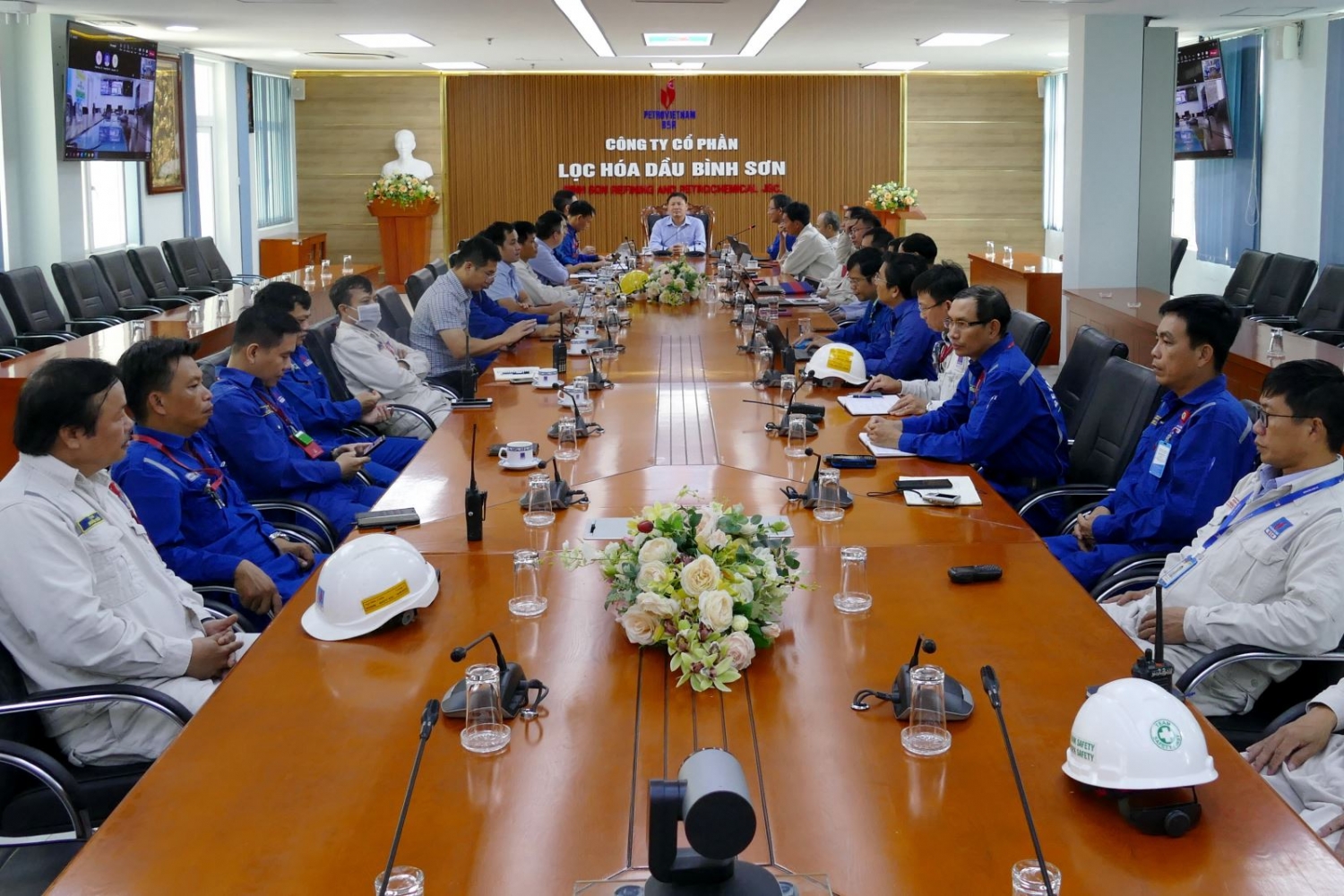 NMLD Dung Quất an toàn trước bão Noru NMLD Dung Quất an toàn trước bão Noru