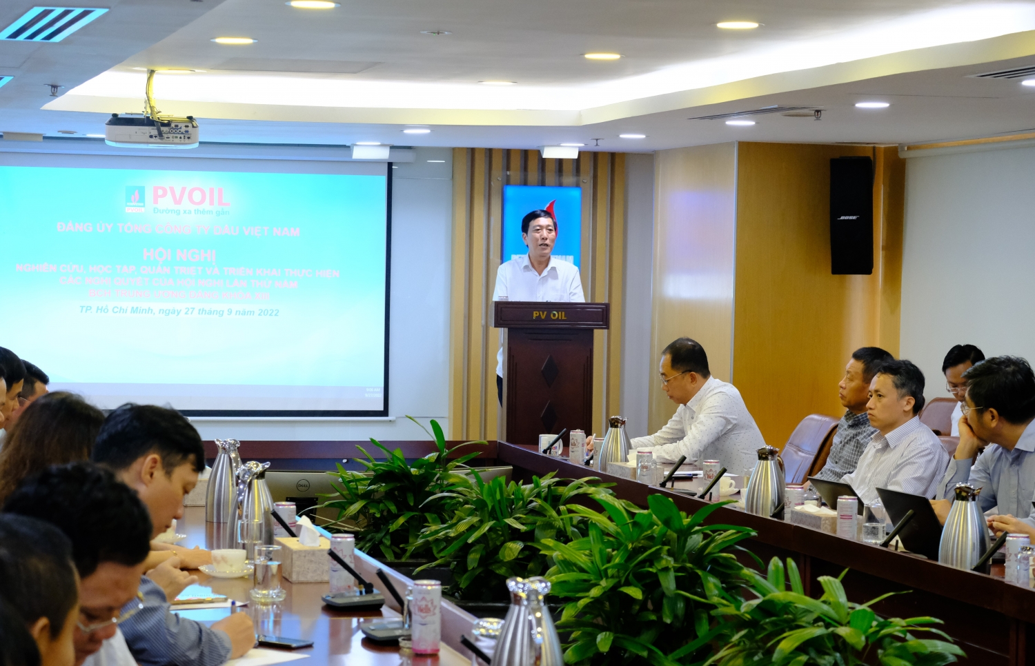 Đồng chí Tô Đại Phong - Phó Ban Tuyên giáo Thành ủy TP. Hồ Chí Minh trình bày các Nghị quyết của Hội nghị lần thứ năm Ban Chấp hành Trung ương Đảng khóa XIII