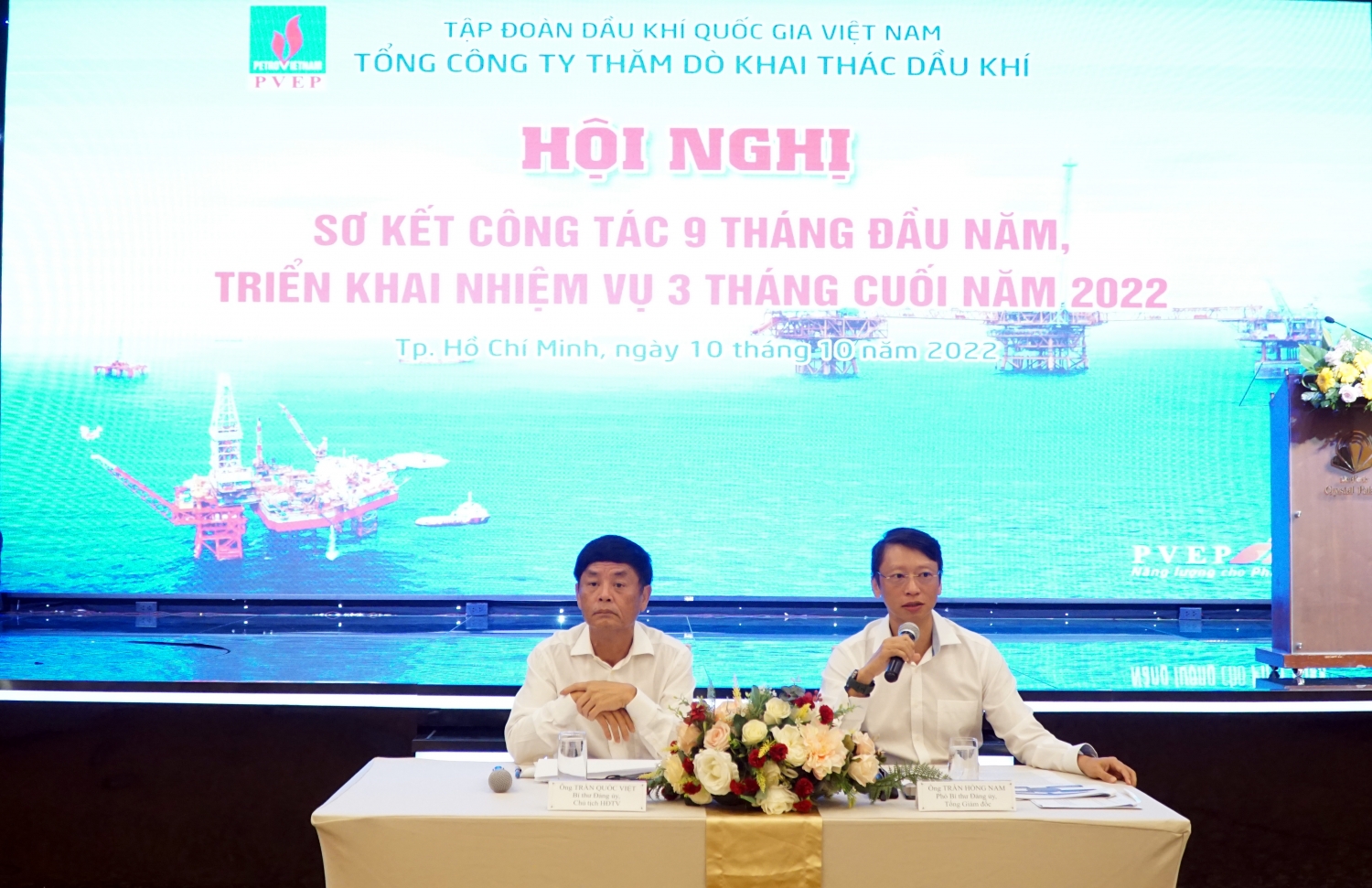 Ông Trần Quốc Việt, Chủ tịch HĐQT PVEP và ông Trần Hồng Nam, Tổng Giám đốc PVEP chủ trì Hội nghị. Ông Trần Quốc Việt, Chủ tịch HĐQT PVEP và ông Trần Hồng Nam, Tổng Giám đốc PVEP chủ trì Hội nghị.