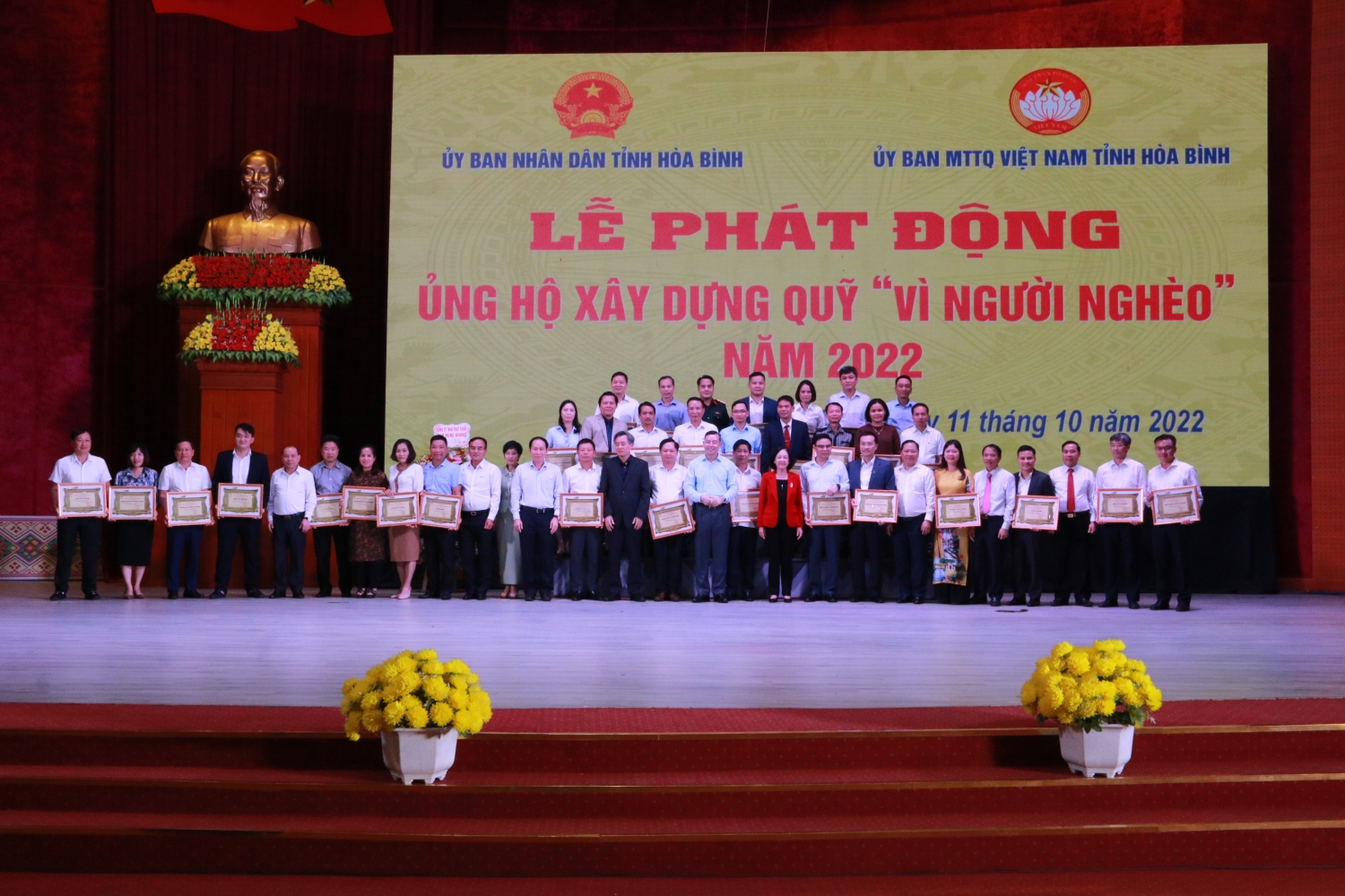 Petrovietnam ủng hộ 2 tỷ đồng cho Quỹ “Vì người nghèo” tỉnh Hòa Bình năm 2022 Petrovietnam ủng hộ 2 tỷ đồng cho Quỹ “Vì người nghèo” tỉnh Hòa Bình năm 2022