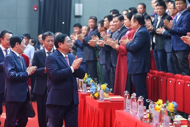 Các đại biểu nhiệt liệt chào mừng Thủ tướng và các đồng chí lãnh đạo Đảng, Nhà nước tới dự lễ kỷ niệm.