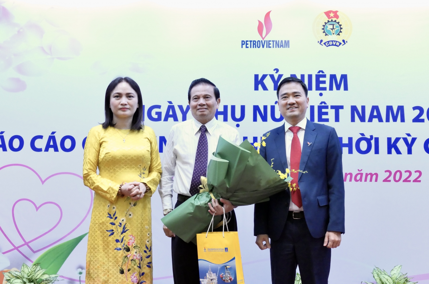 Công đoàn Dầu khí Việt Nam tặng hoa cảm ơn ông Hợp đến dự hội thảo Công đoàn Dầu khí Việt Nam tặng hoa cảm ơn ông Hợp đến dự hội thảo