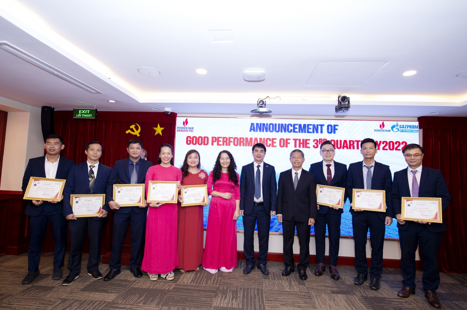 Trao bằng khen cho các tập thể, cá nhân