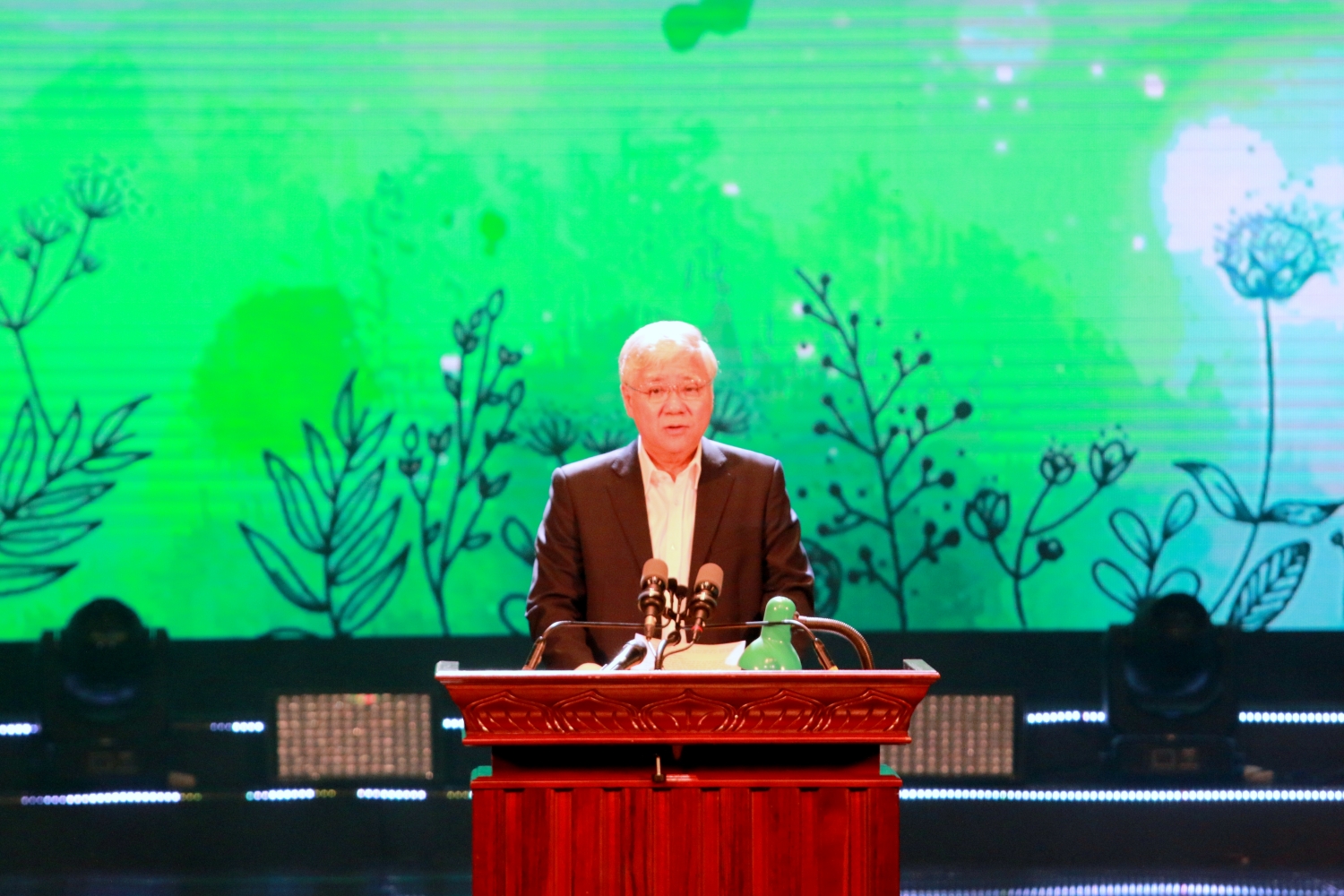 Petrovietnam ủng hộ 500 tỷ đồng cho Quỹ 'Vì Người nghèo' và an sinh xã hội Petrovietnam ủng hộ 500 tỷ đồng cho Quỹ 'Vì Người nghèo' và an sinh xã hội