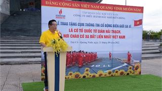 Trao tặng lá cờ Tổ quốc của giàn Hải Thạch cho Ban Quản lý Cụm thông tin cổ động biên giới Sa Vỹ