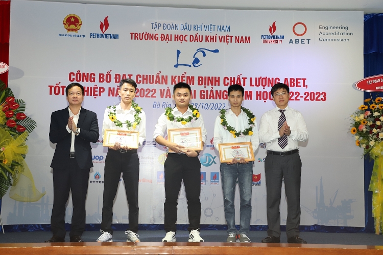 Trường Đại học Dầu khí Việt Nam: Khai giảng năm học mới 2022-2023 và trao bằng thạc sĩ, kỹ sư Trường Đại học Dầu khí Việt Nam khai giảng năm học mới 2022-2023 và trao bằng thạc sĩ, kỹ sư