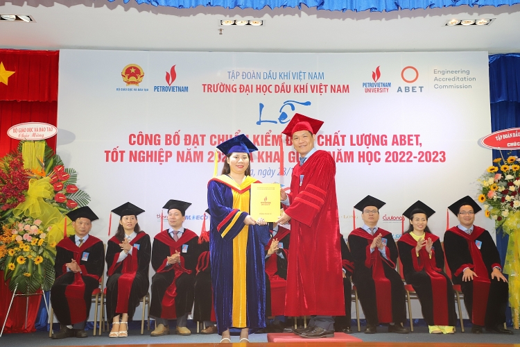 Trường Đại học Dầu khí Việt Nam: Khai giảng năm học mới 2022-2023 và trao bằng thạc sĩ, kỹ sư Trường Đại học Dầu khí Việt Nam khai giảng năm học mới 2022-2023 và trao bằng thạc sĩ, kỹ sư