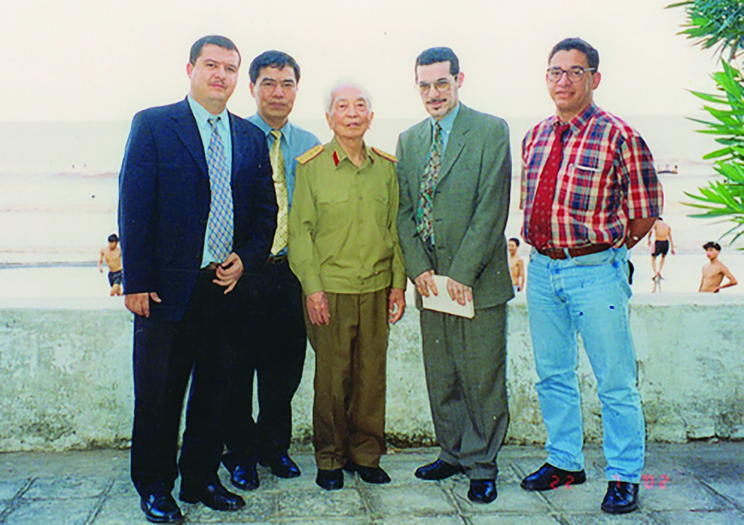 Đại tướng Võ Nguyên Giáp chụp ảnh kỷ niệm với đoàn cán bộ Petrovietnam và Sonatrach tại Hải Phòng Đại tướng Võ Nguyên Giáp chụp ảnh kỷ niệm với đoàn cán bộ Petrovietnam và Sonatrach tại Hải Phòng