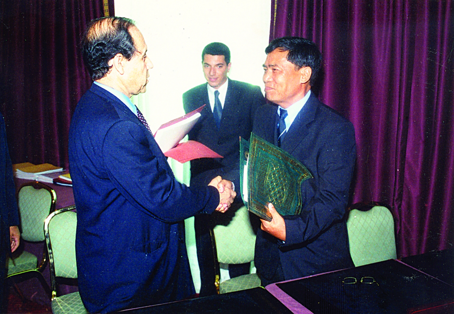 Kỷ niệm tìm dầu giữa sa mạc lửa Kỷ niệm tìm dầu giữa sa mạc lửa