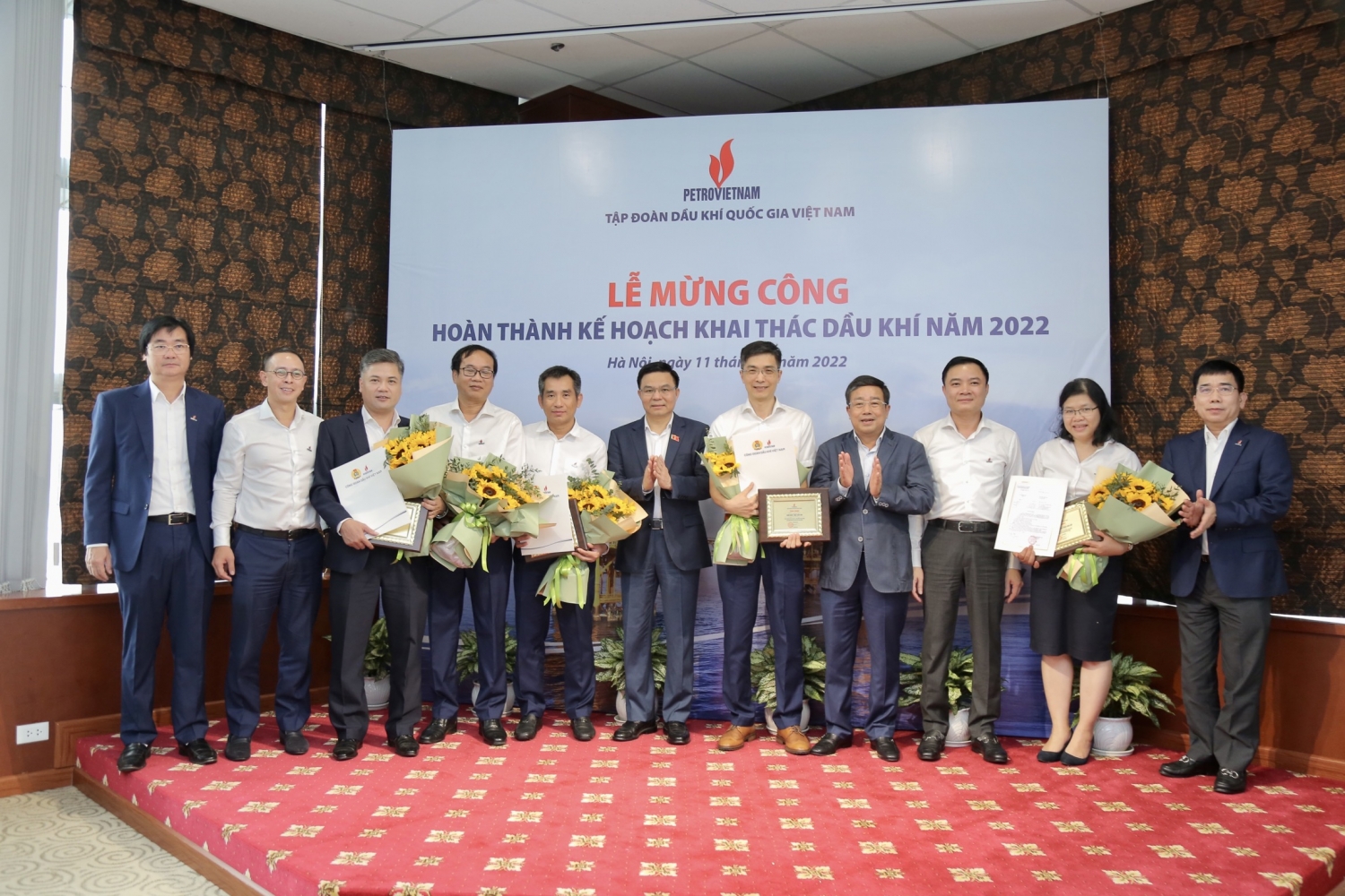 Petrovietnam mừng công hoàn thành sản lượng khai thác dầu khí và các chỉ tiêu tài chính năm 2022 Petrovietnam mừng công hoàn thành sản lượng khai thác dầu khí và các chỉ tiêu tài chính năm 2022