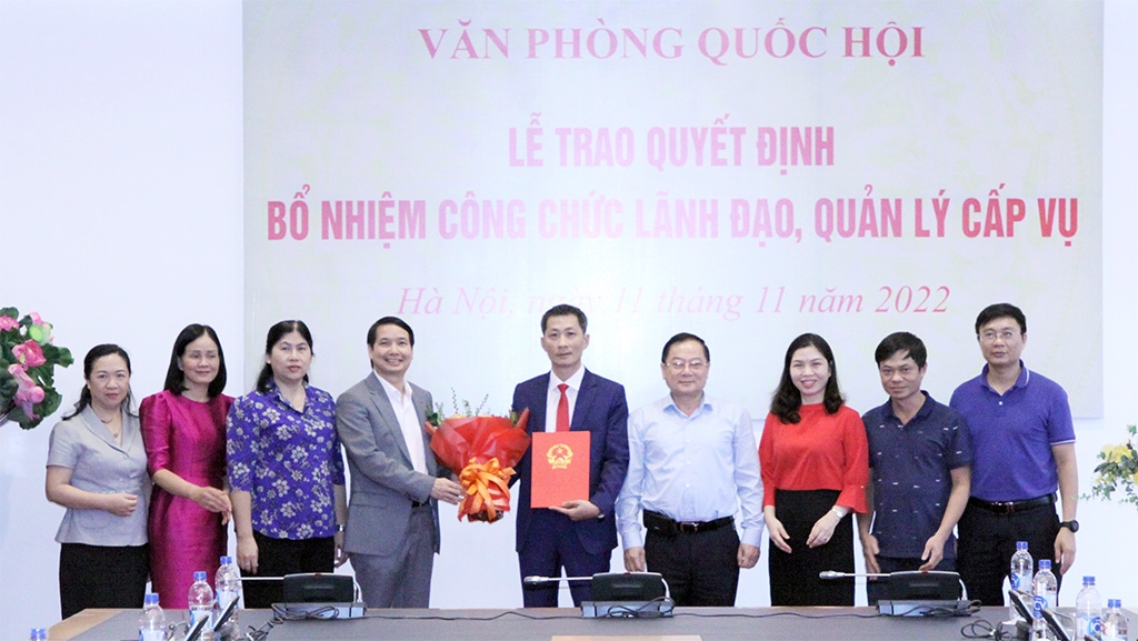 Trao quyết định bổ nhiệm cán bộ lãnh đạo cấp vụ của Văn phòng Quốc hội Trao quyết định bổ nhiệm cán bộ lãnh đạo cấp vụ của Văn phòng Quốc hội