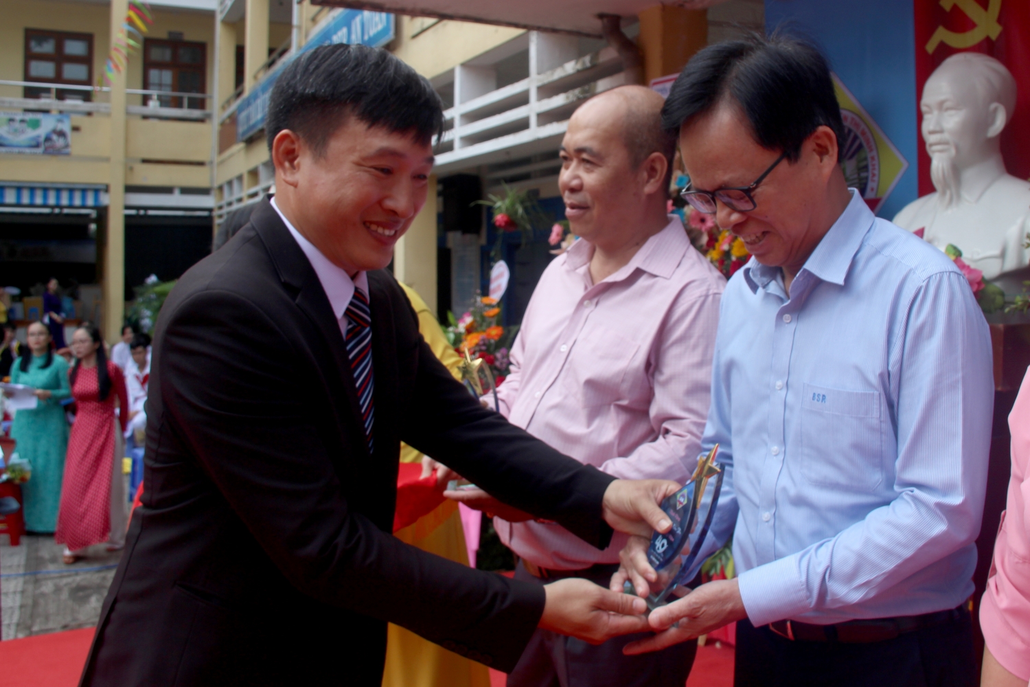 BSR hỗ trợ 300 triệu đồng cho trường THCS Nguyễn Thị Minh Khai BSR hỗ trợ 300 triệu đồng cho trường THCS Nguyễn Thị Minh Khai